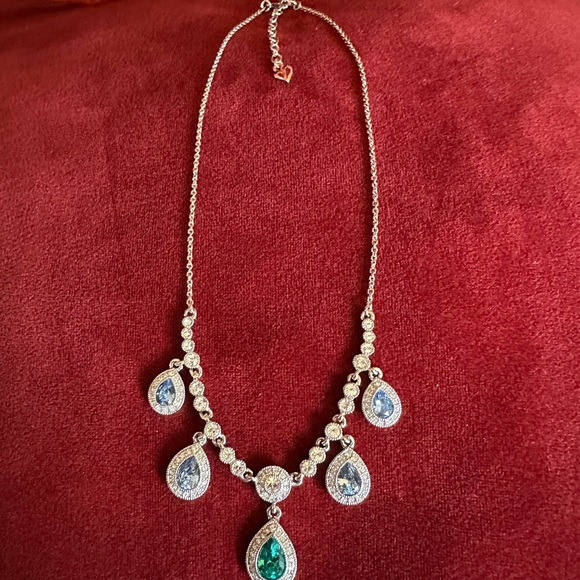 Vintage Elegant Silver and Green Teardrop Necklace - Picture 2 of 7